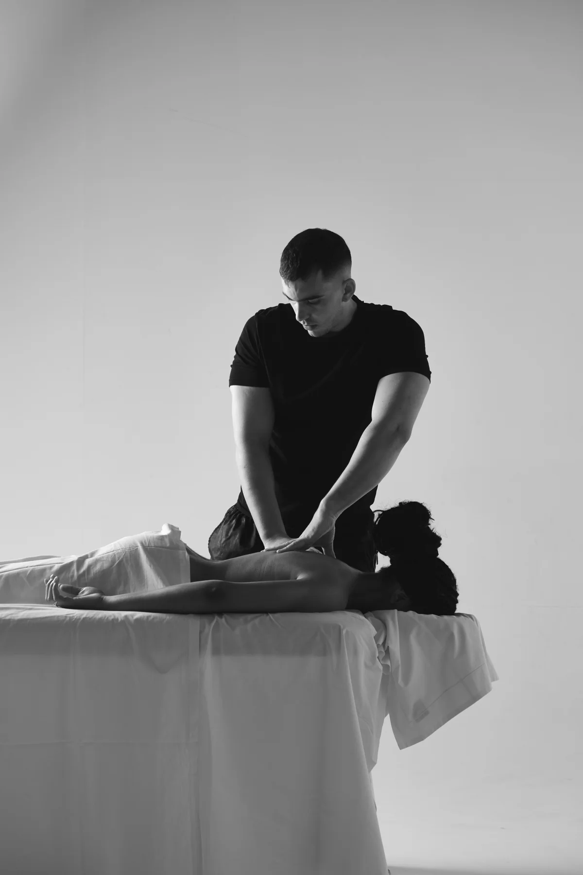 Deep tissue μασάζ κατ’ οίκον στην Αθήνα — αργή πίεση σε βάθος